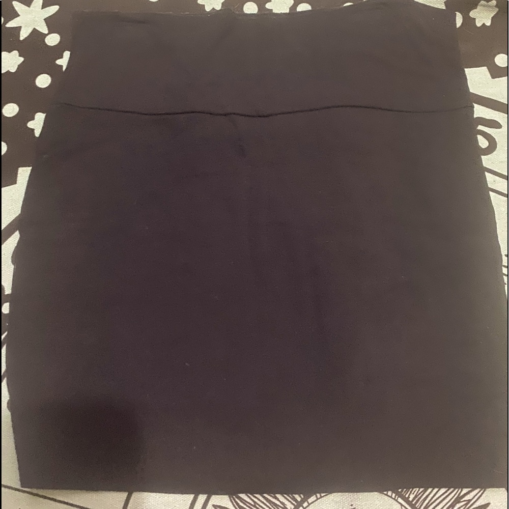Black stretchy pencil skirt.